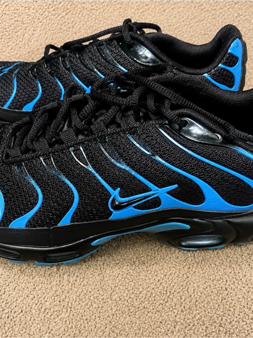 Beautiful size 9.5 Nike Men’s Black/Blue Athletic Sneakers. Great shape!